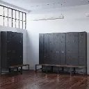 Loxmet locker 4 deurs met bankje in zaal.webp